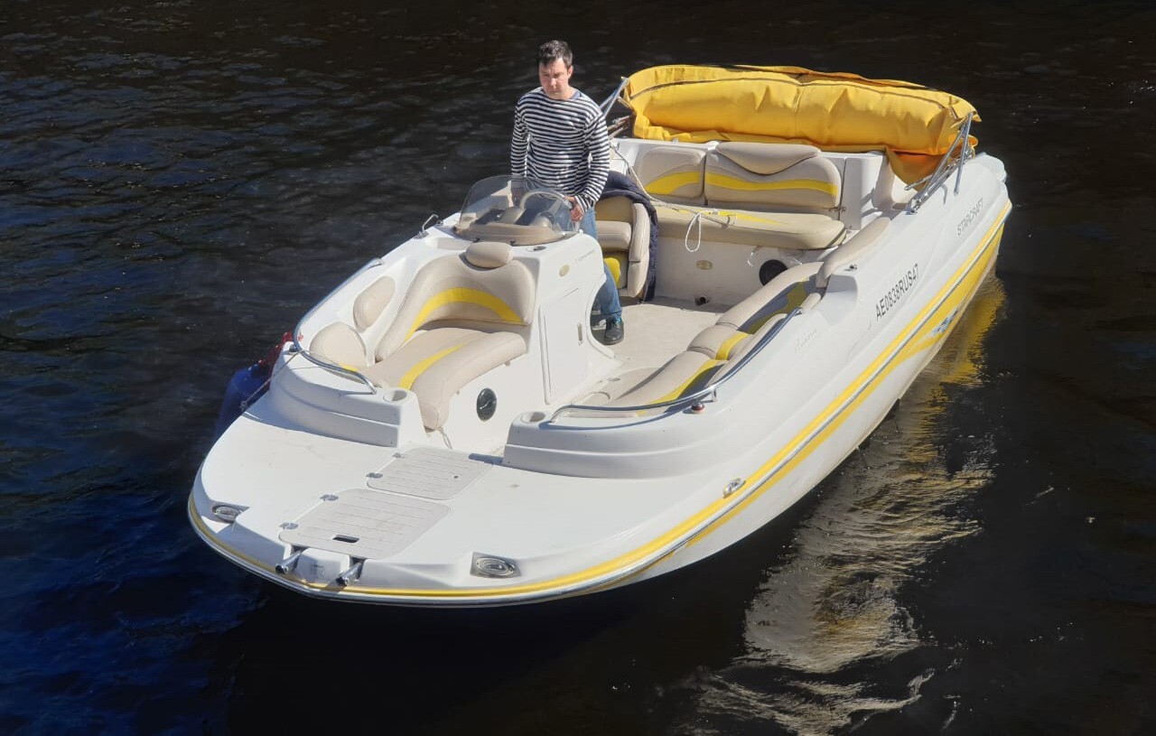 Катер «Аврора» на воде в Петербурге