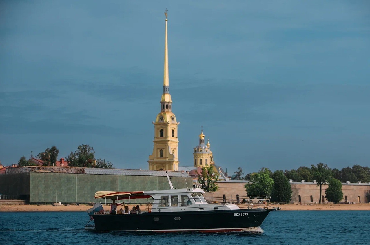 Прокат яхты «Кусто» с капитаном в СПб