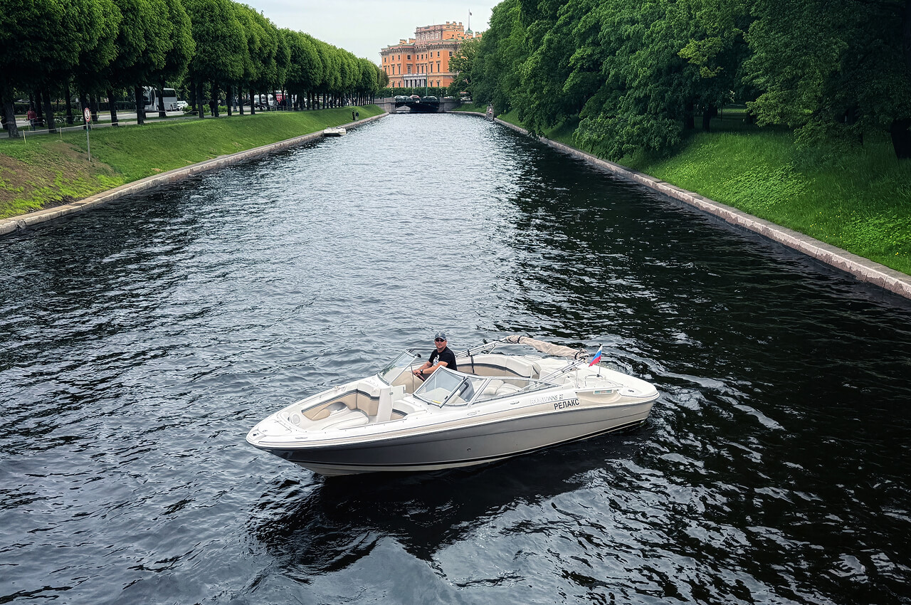 Катер «Релакс» на воде в Петербурге