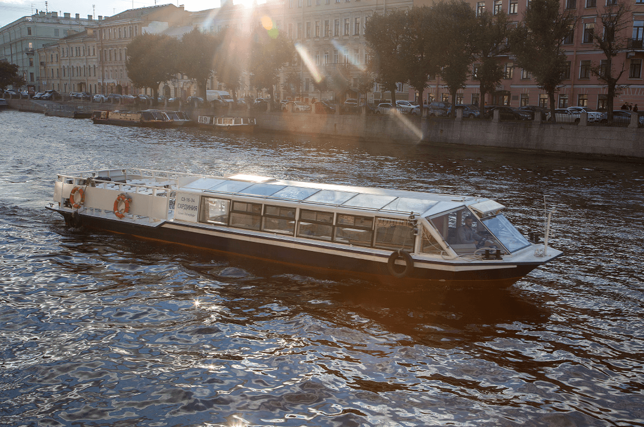 Теплоход «Сардиния» на воде в Петербурге