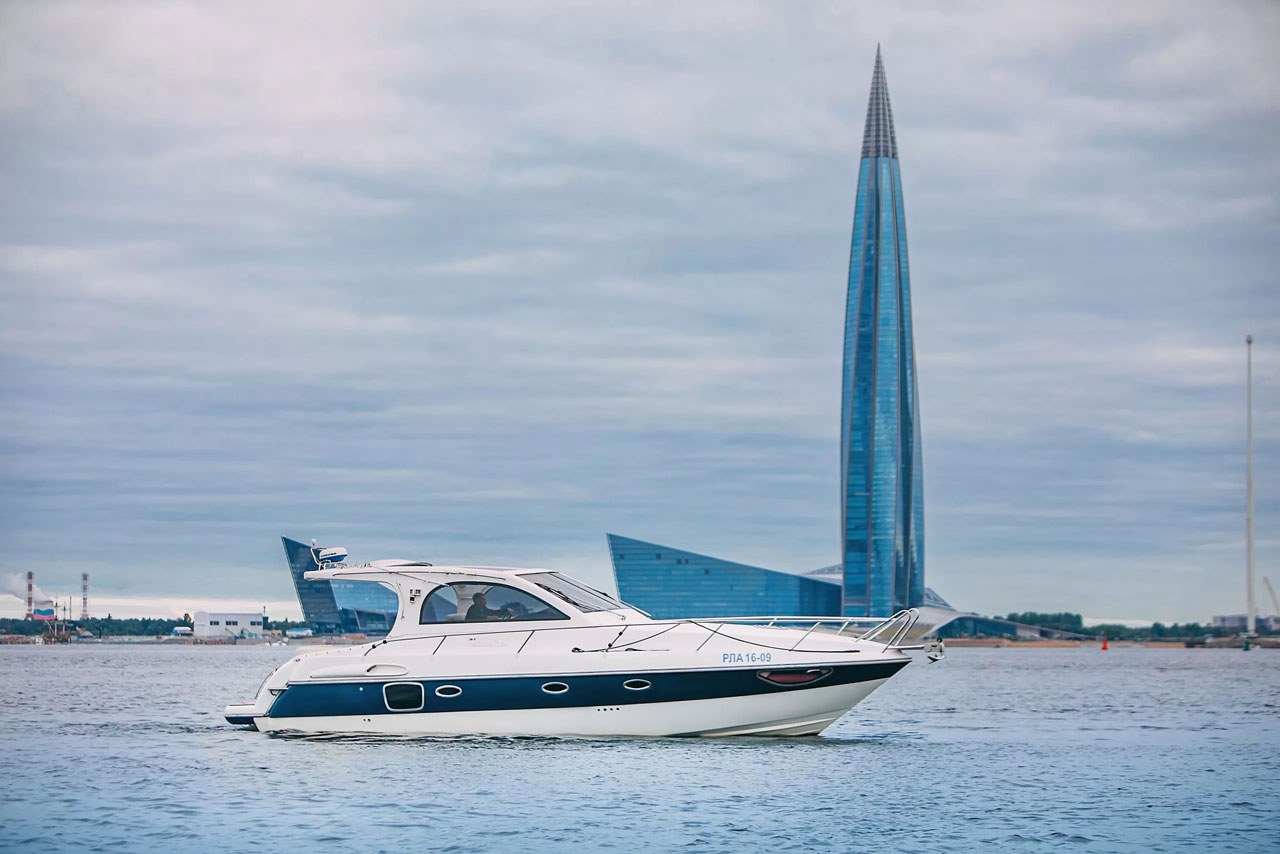 Яхта «Нордик 38» на фоне Санкт-Петербурга