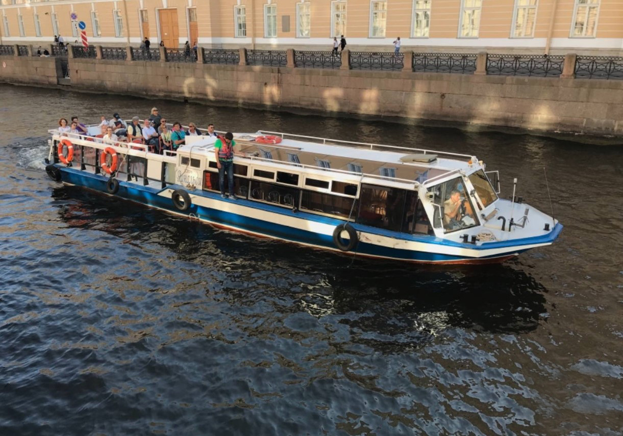 Теплоход «Ринальди» на воде в Петербурге