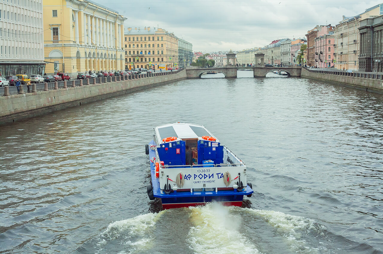 Теплоход «Афродита» на воде в Петербурге