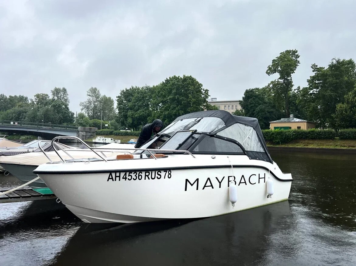 Прокат катера «Майбах» с капитаном в СПб