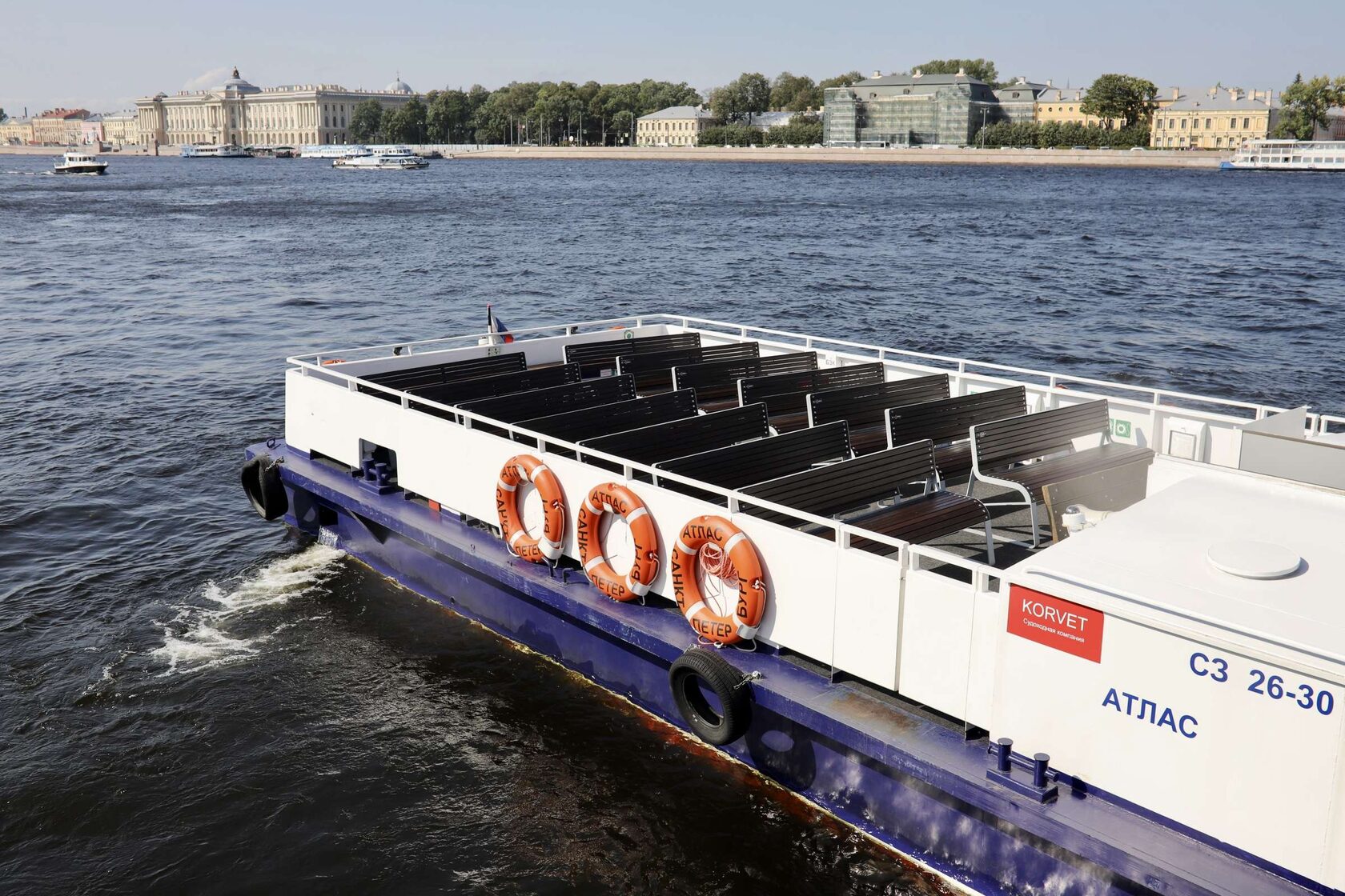 Теплоход «Атлас» на воде в Петербурге