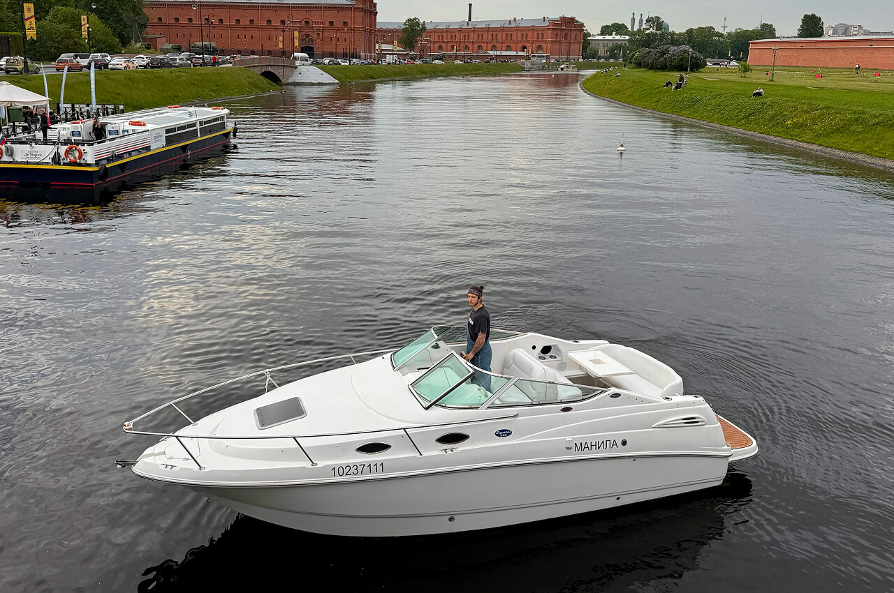 Катер «Манила» на воде в Петербурге
