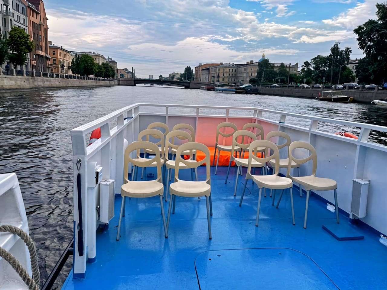 Теплоход «Яшма» на воде в Петербурге