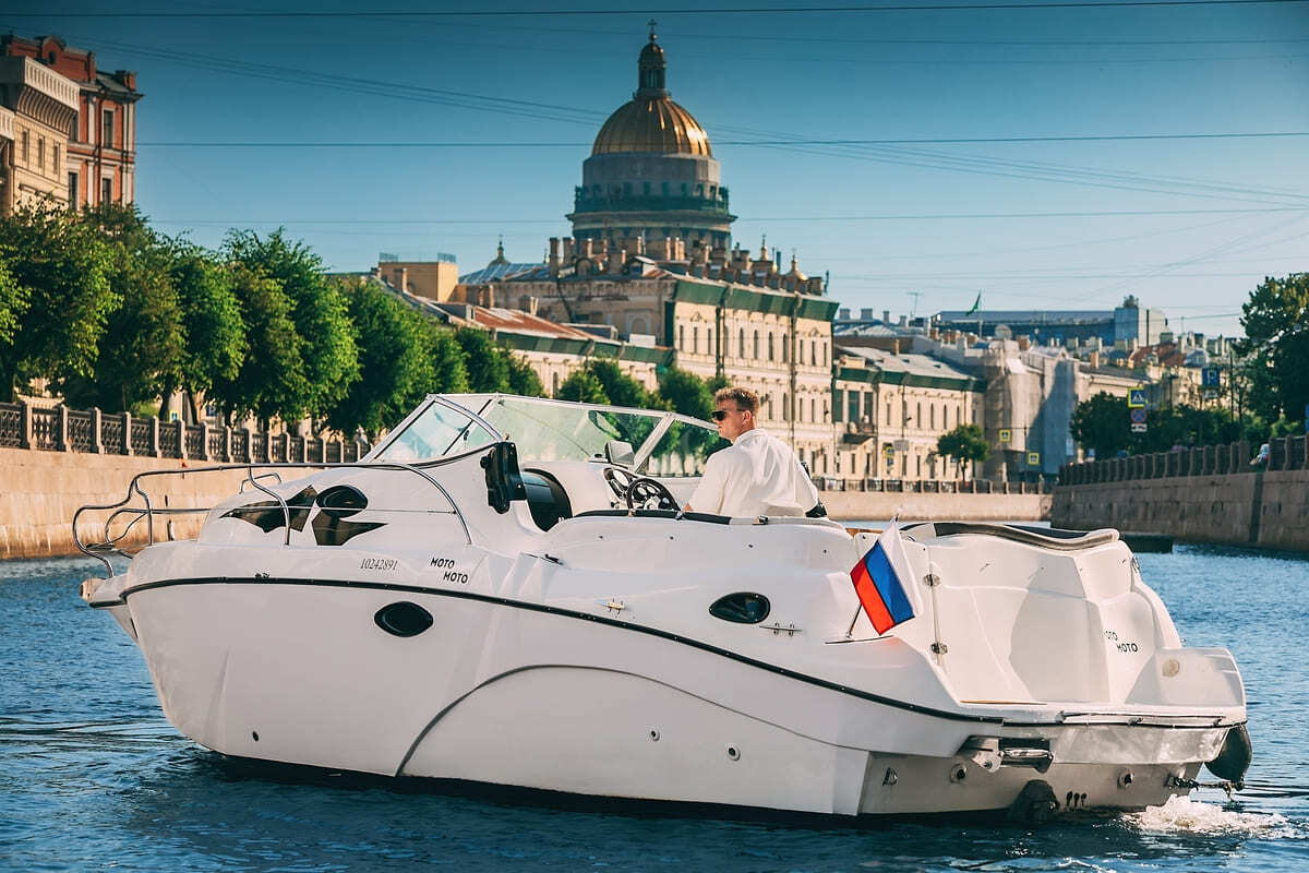 Водная прогулка на катере «Мото» в СПб