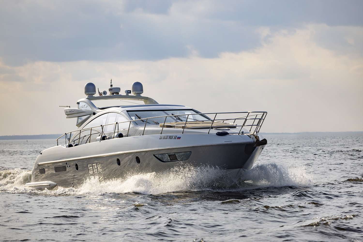 Яхта «Azimut 62» на воде в Петербурге — фото 16