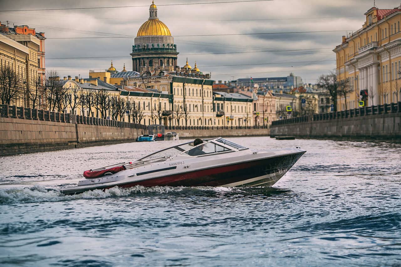Катер «Магнум» на фоне Санкт-Петербурга