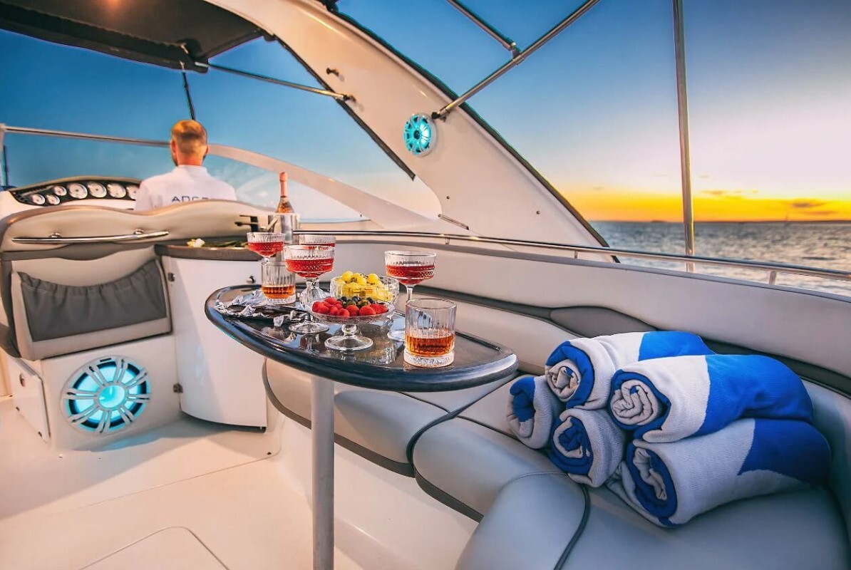 Водная прогулка на катере «Ибица» в СПб