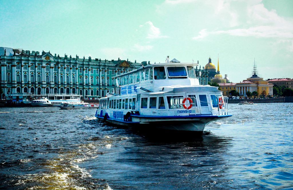 Теплоход «Глория» на воде в Петербурге — фото 16