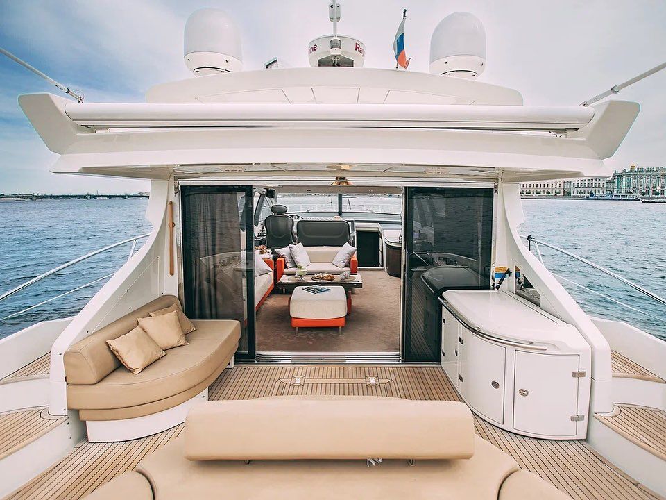 Прогулка на яхте «Azimut 62» по каналам СПб