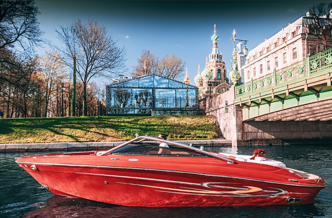 Катер «Маккуин» на воде в Петербурге — фото 16