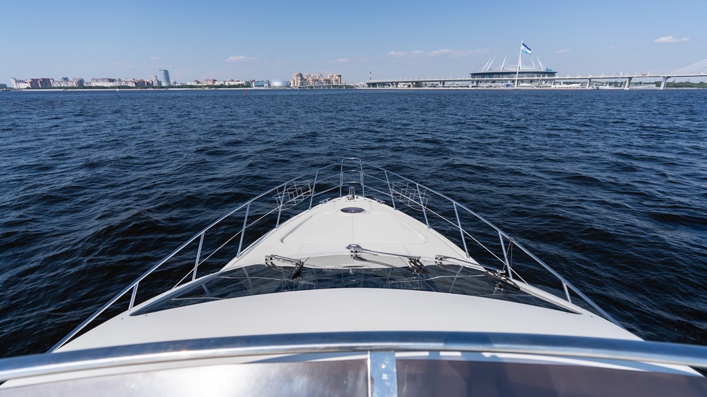 Яхта «Азимут 55 / Azimut 55» на фоне Санкт-Петербурга
