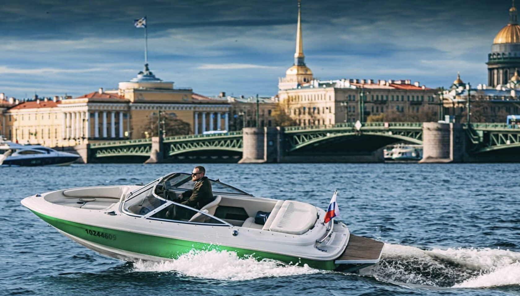 Катер «Гринго» на воде в Петербурге