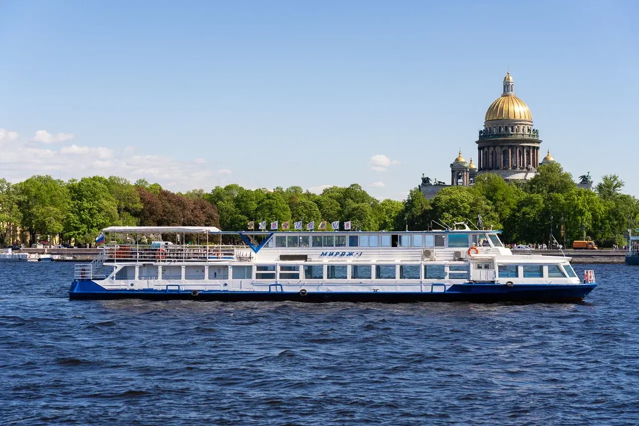 Аренда теплохода «Мираж» для отдыха на воде