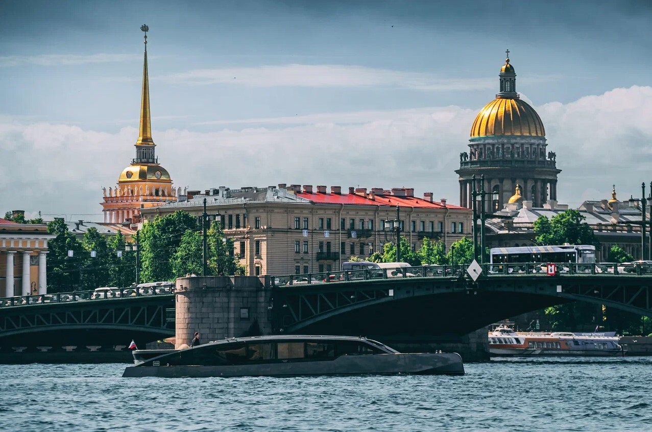 Яхта «Оникс (Onyx)» на воде в Петербурге — фото 16