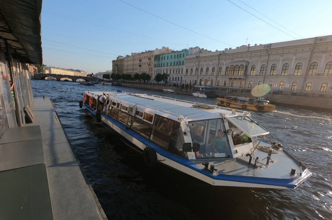 Водная прогулка на теплоходе «Ринальди» в СПб