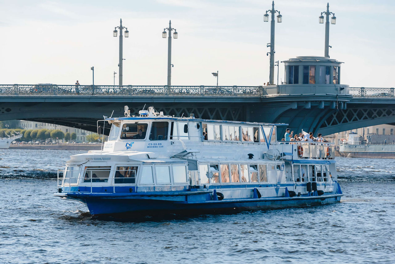 Аренда теплохода «Москва 125» для отдыха на воде