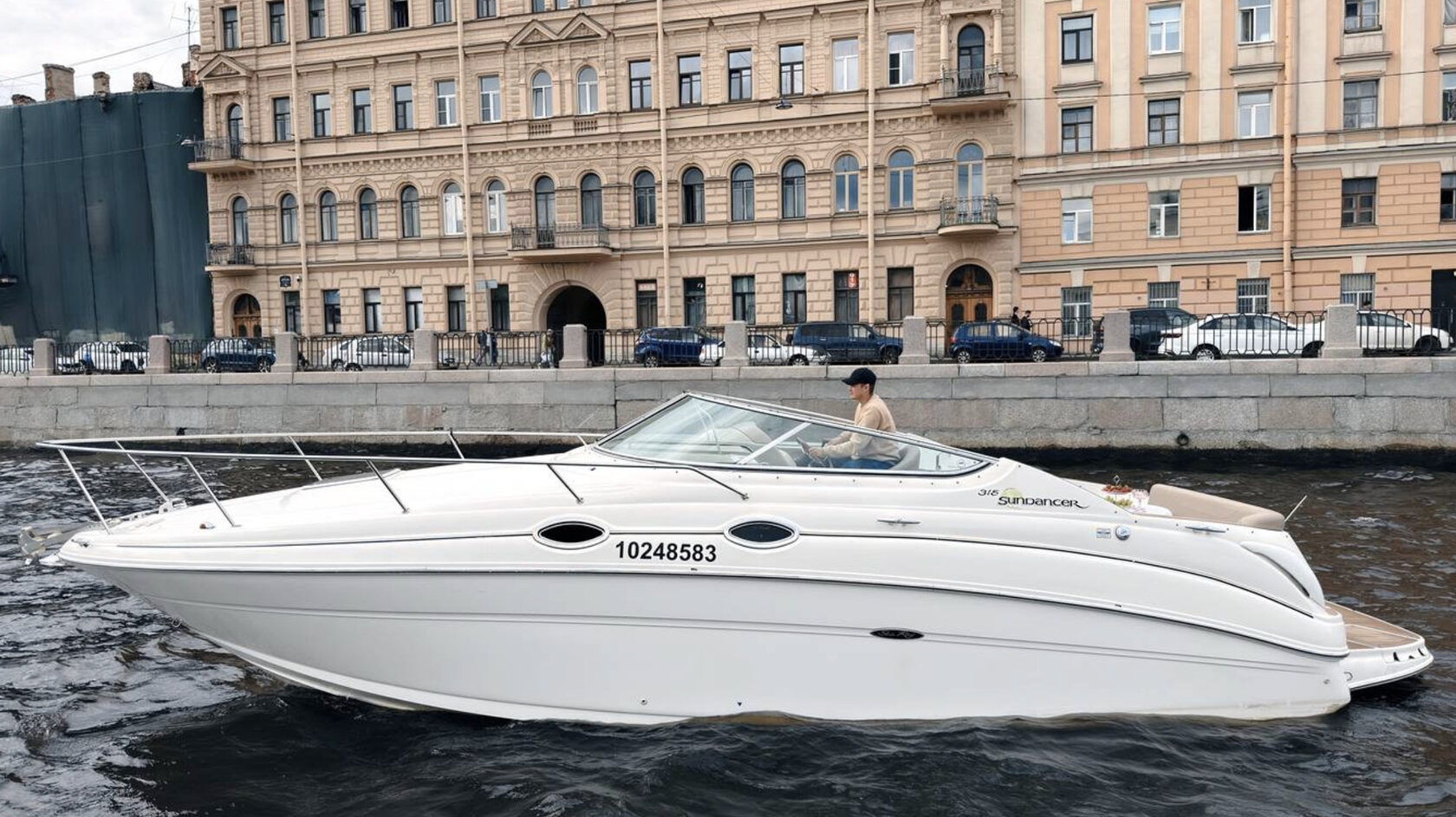 Катер «Бутч» на воде в Петербурге