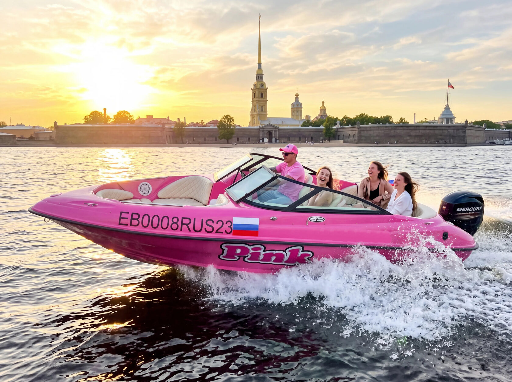 Катер «Пинк / Pink» на воде в Петербурге