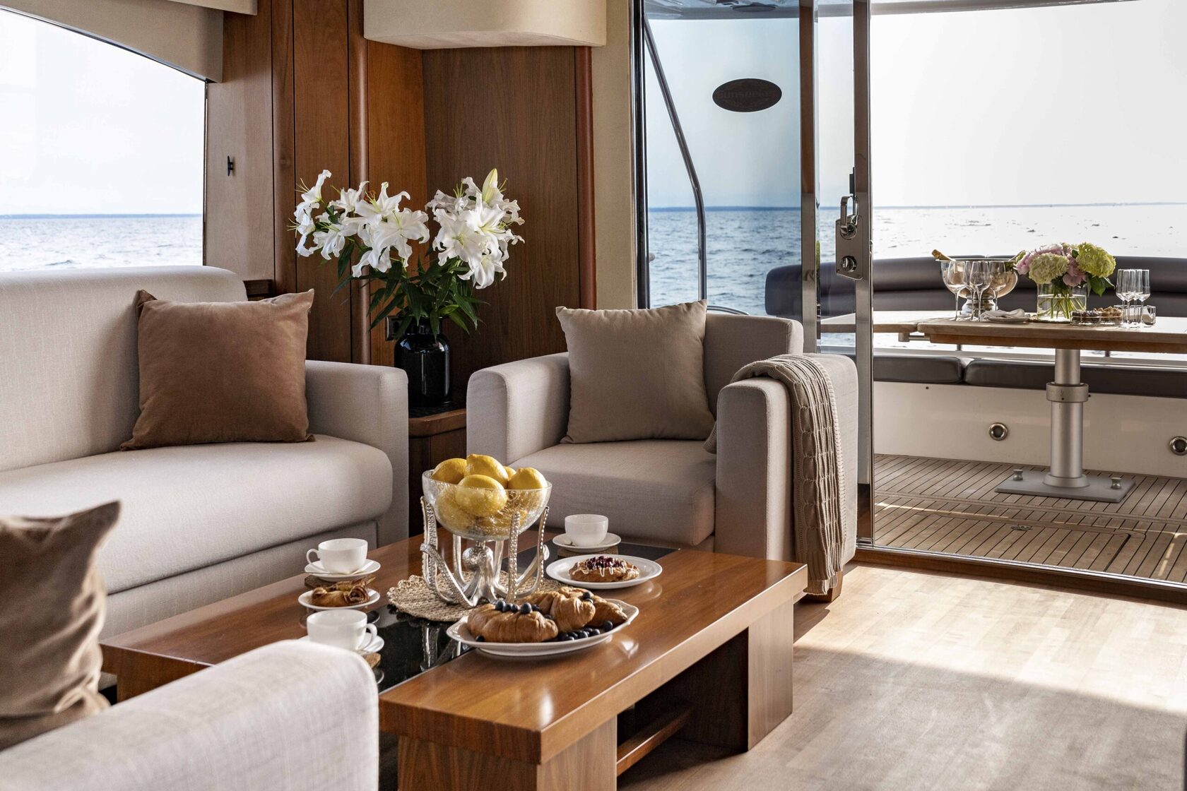 Яхта «Sunseeker Pallada 70» — экскурсия по Неве и Финскому заливу
