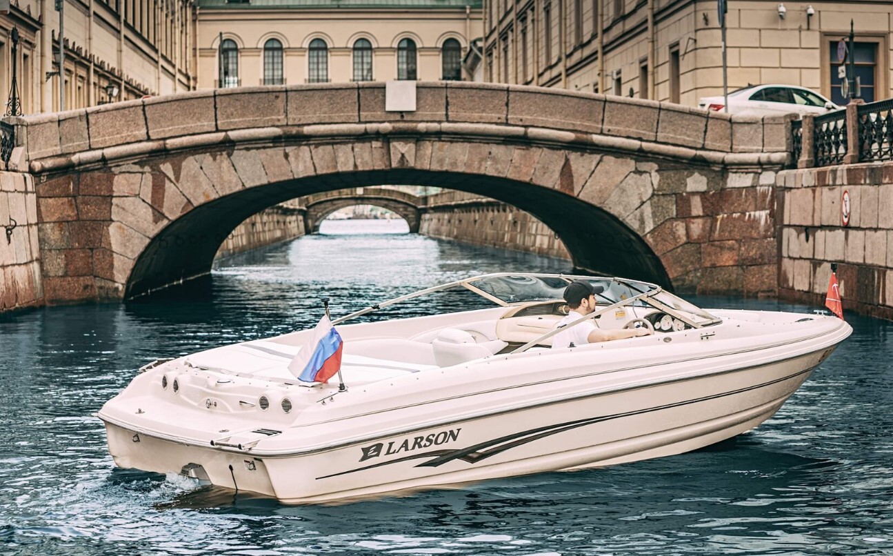 Водная прогулка на катере «Спанч Боб» в СПб