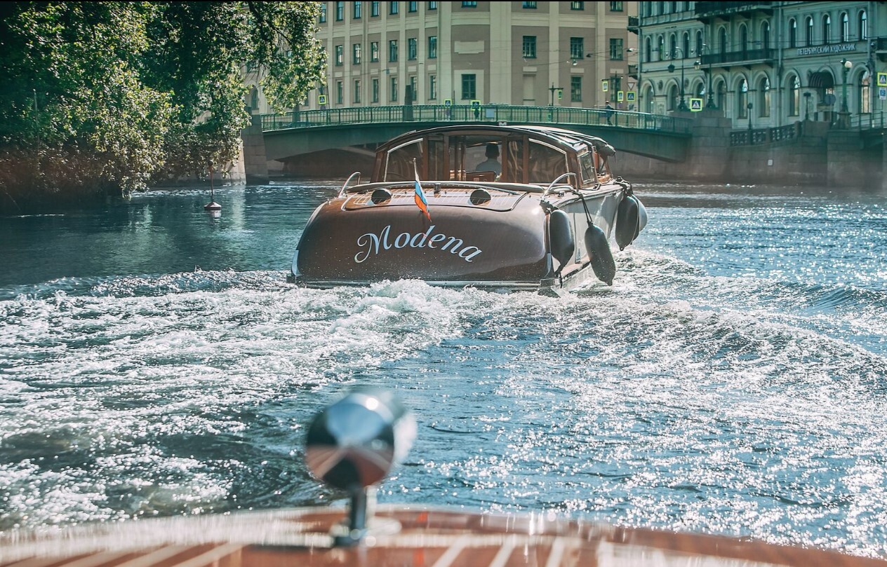 Катер «Модена» — вид с воды