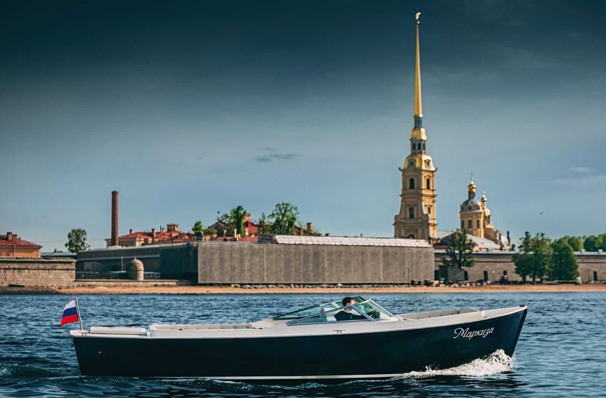 Катер «Маркиза» на воде в Петербурге