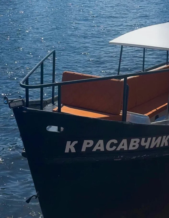 Катер «Красавчик» на воде в Петербурге