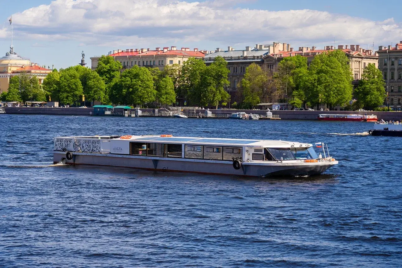 Теплоход «Альта» на воде в Петербурге