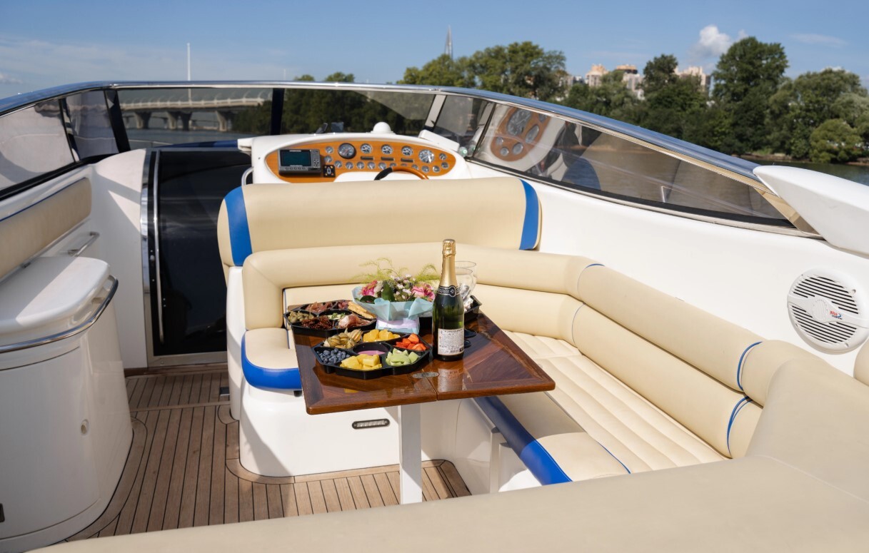 Водная прогулка на катере «Сансикер Sunseeker 48» в СПб