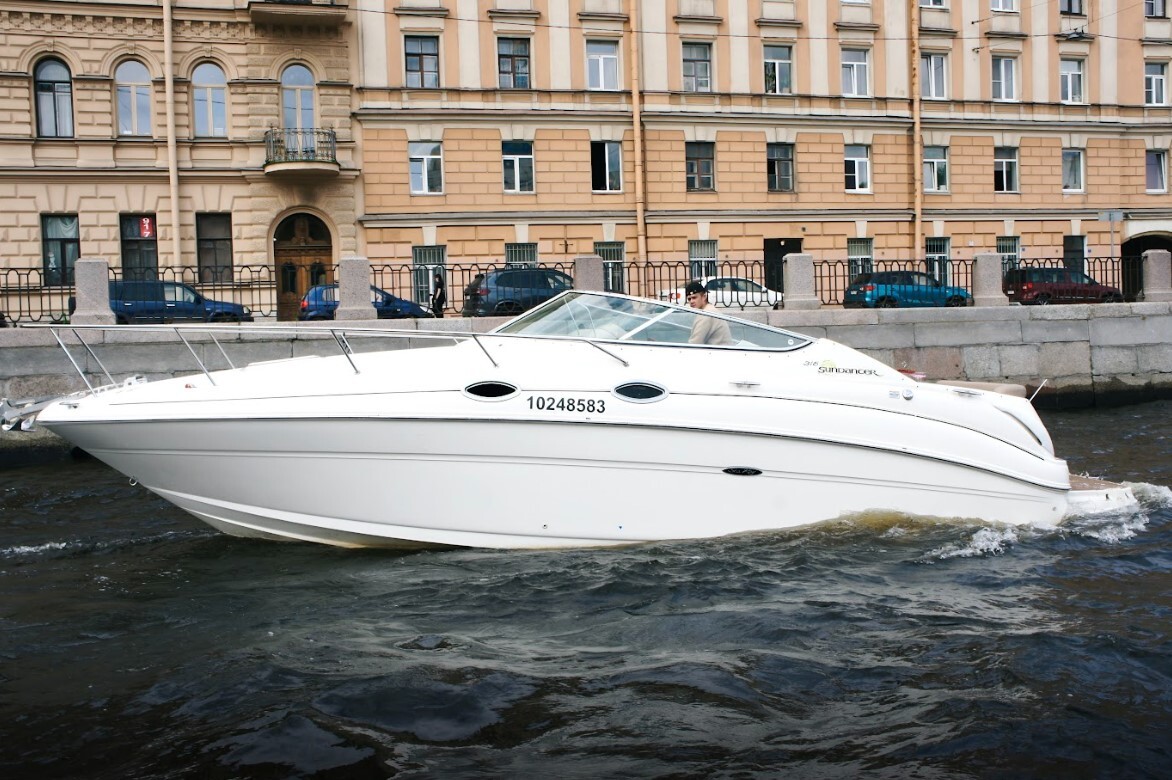 Катер «Сиа рей / Sea Ray» на фоне Санкт-Петербурга