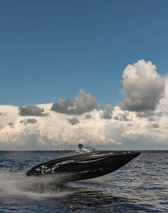 Катер «Черный (Crownline 190 Black)» — вид с воды