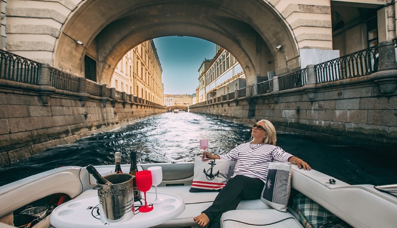 Водная прогулка на катере «Ла Вида / La Vida» в СПб