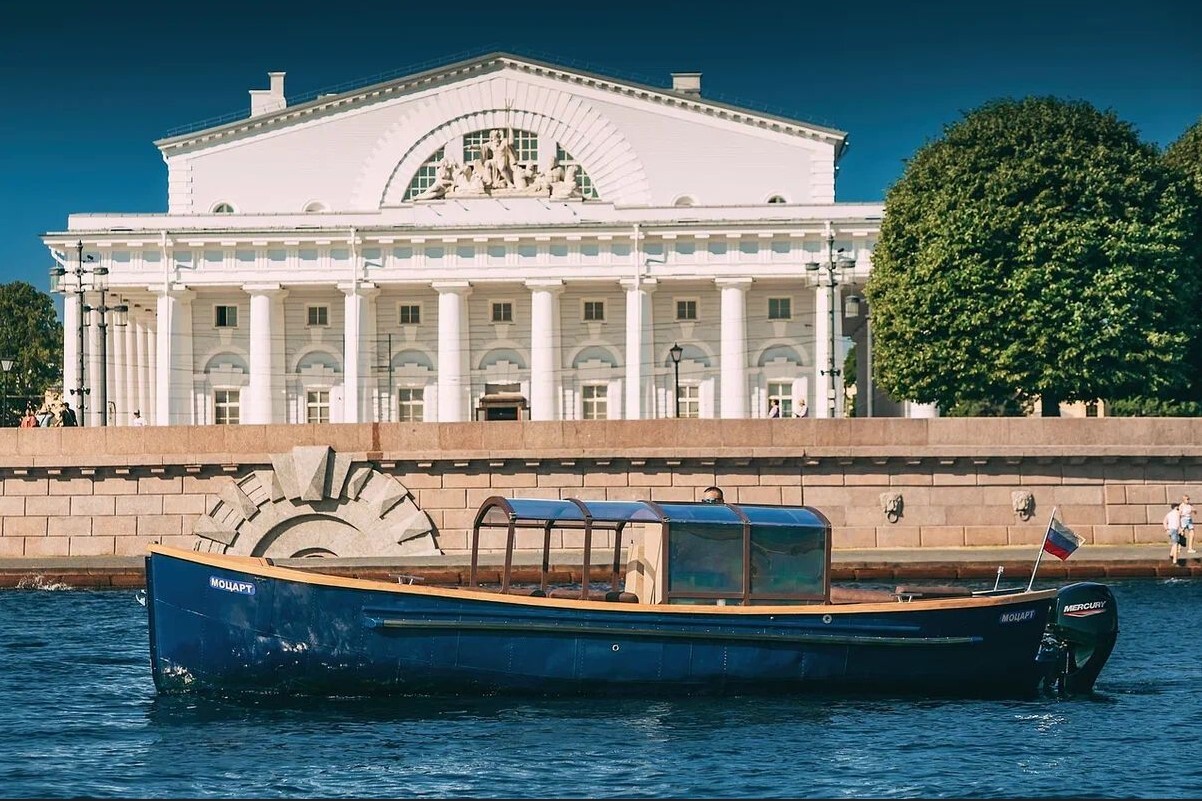 Водная прогулка на катере «Моцарт» в СПб