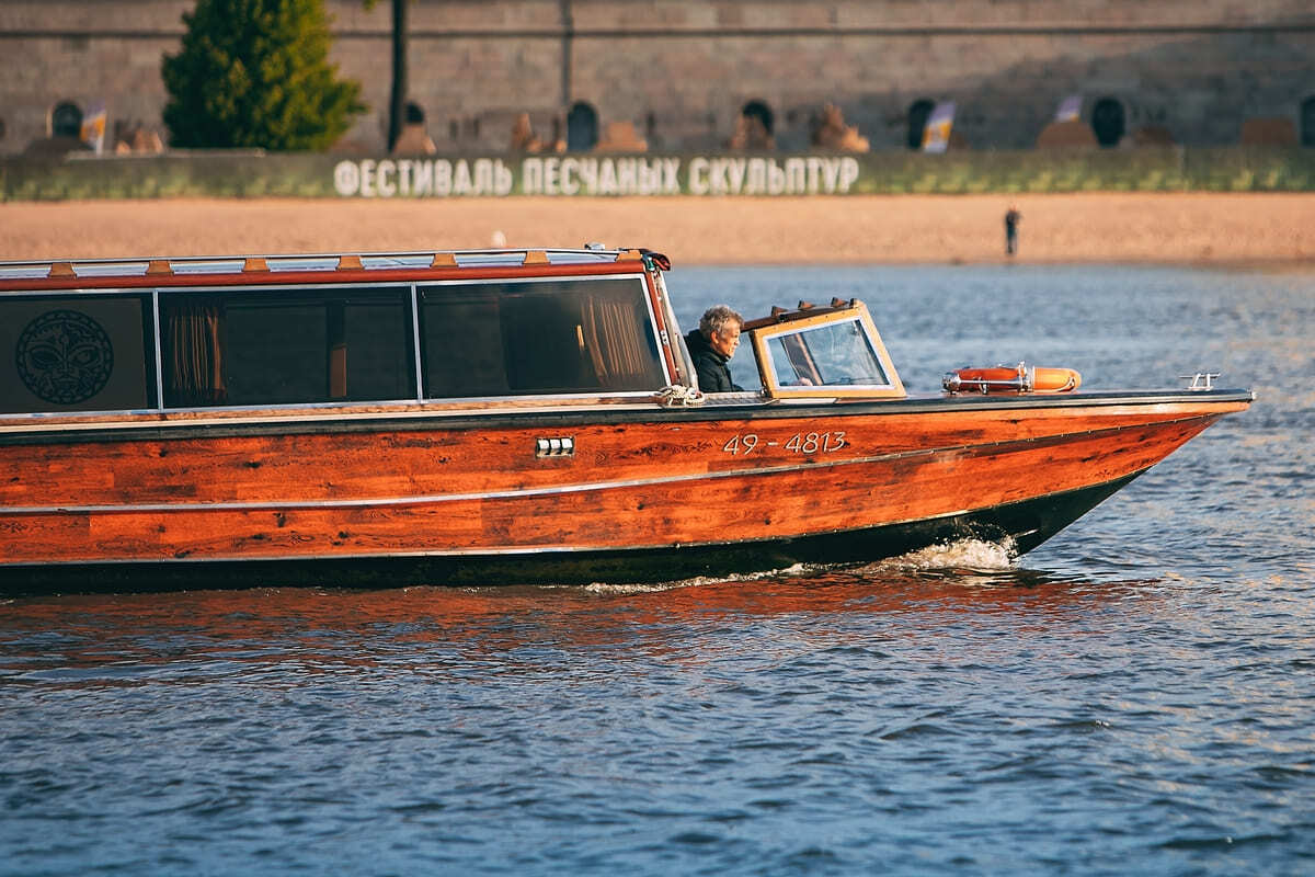 Катер «Византия» на воде в Петербурге — фото 16