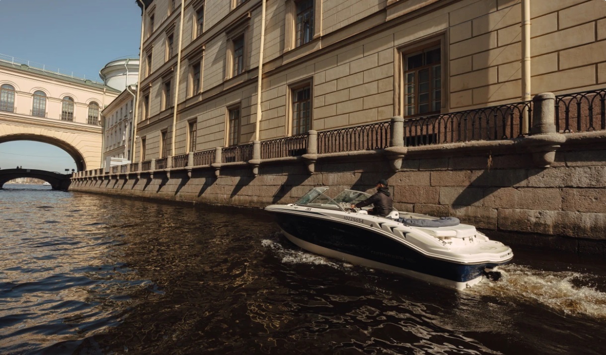 Катер «Либерти» на воде в Петербурге — фото 16