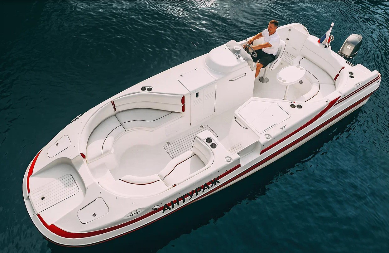 Катер «Антураж» на фоне Санкт-Петербурга