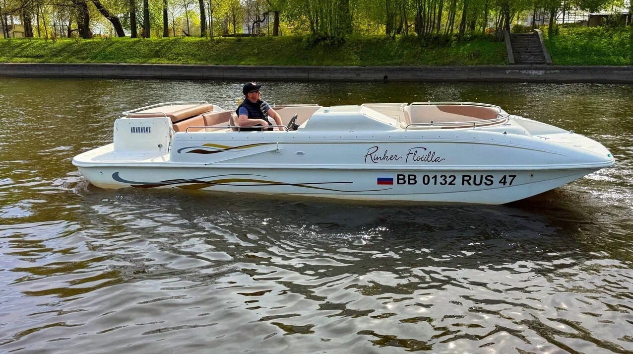 Катер «Флотилла» на воде в Петербурге