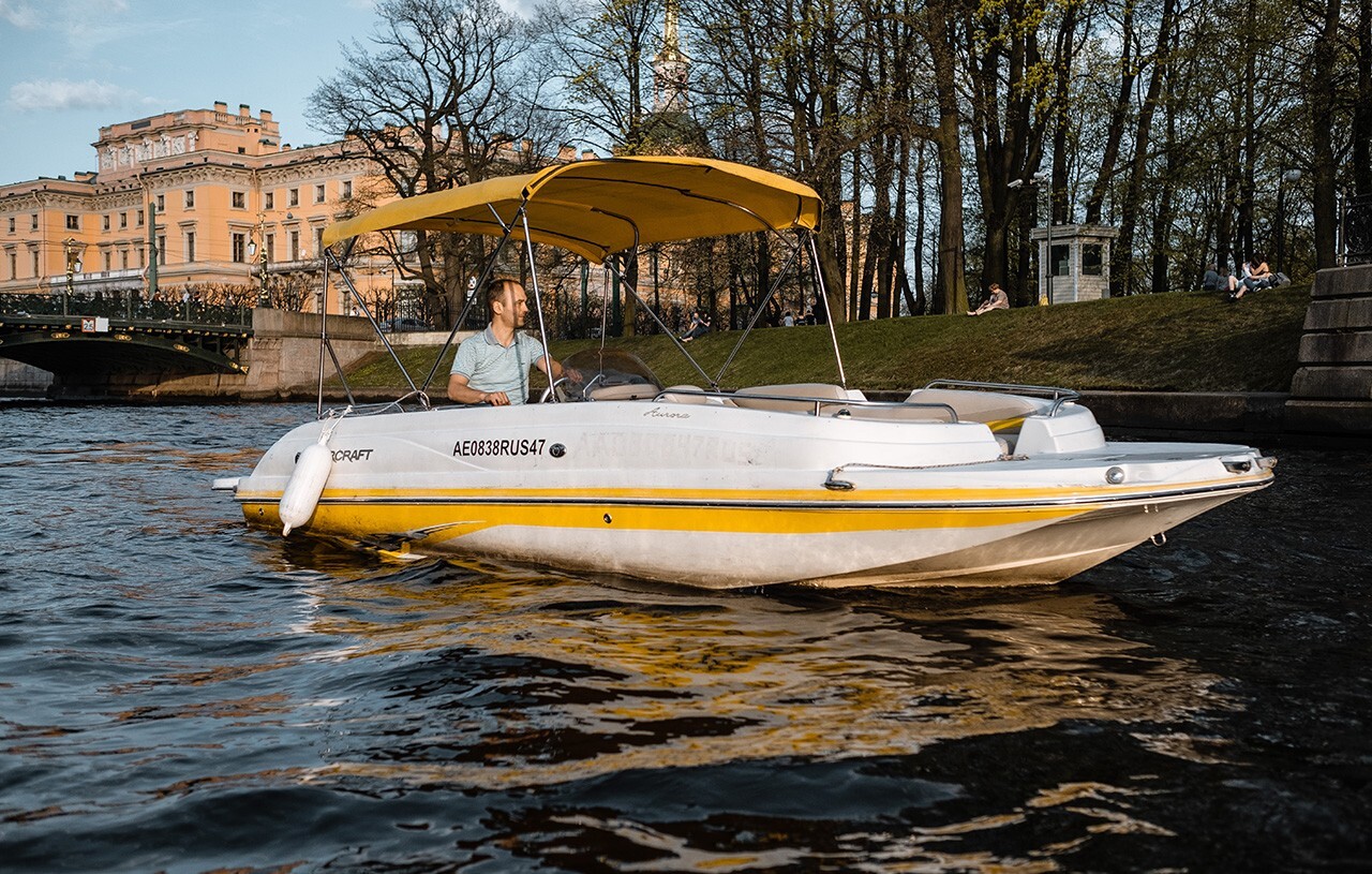 Аренда катера «Аврора» для отдыха на воде