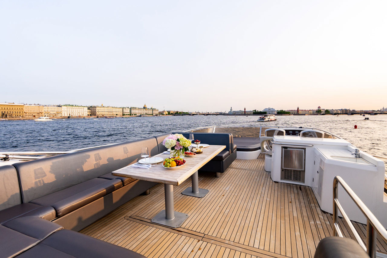Яхта «Sunseeker Pallada 70» на воде в Петербурге