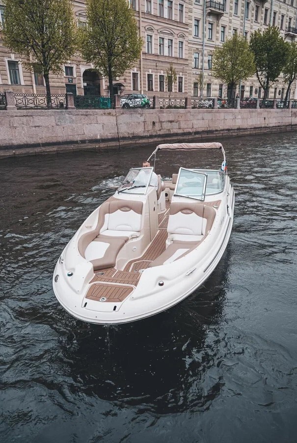 Катер «Монро» на воде в Петербурге