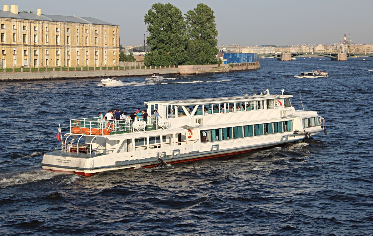 Аренда теплохода «Северная Пальмира» для отдыха на воде