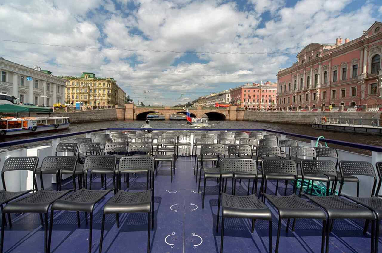 Теплоход «Пиета» на воде в Петербурге