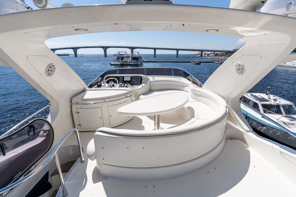 Яхта «Азимут 55 / Azimut 55» на воде в Петербурге