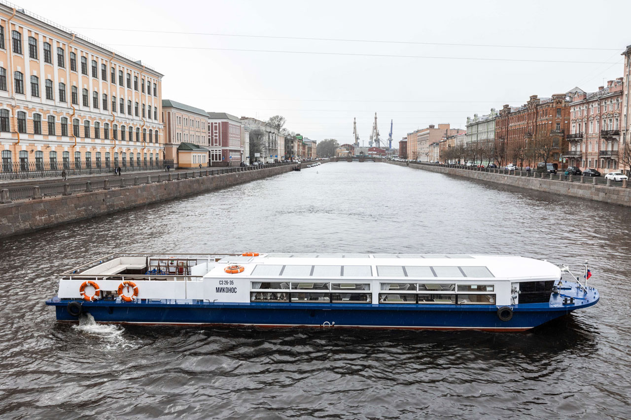 Теплоход «Миконос» на воде в Петербурге