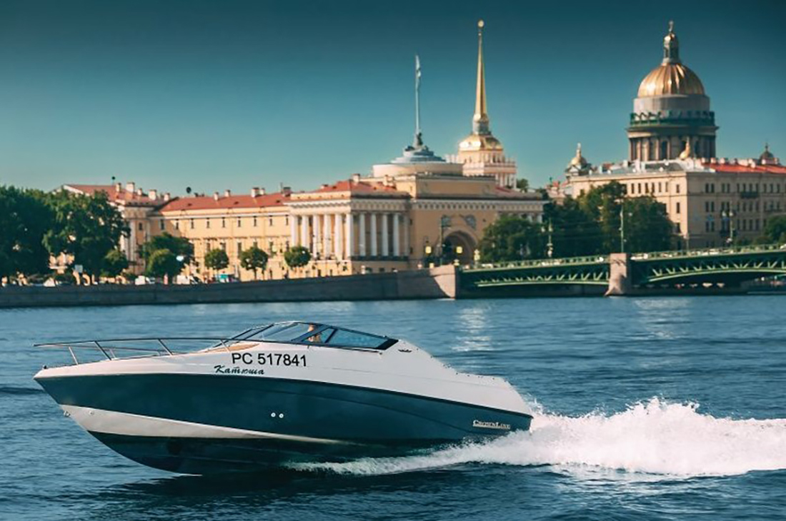 Катер «Катюша» на воде в Петербурге