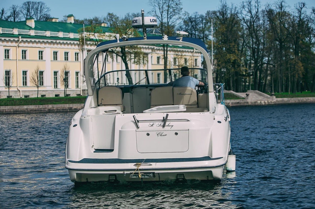 Прокат катера «Елена» с капитаном в СПб